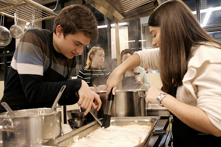 dois jovens a cozinharem